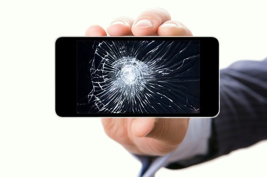 Смартфон на экране пк. Разбитый смартфон. Смартфон с разбитым экраном. Разбитые телефоны. Сломанный смартфон.