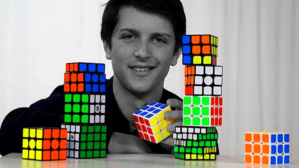 Dünya Rubik kub rekordu qırıldı: 4.2 Saniyə (Video)  