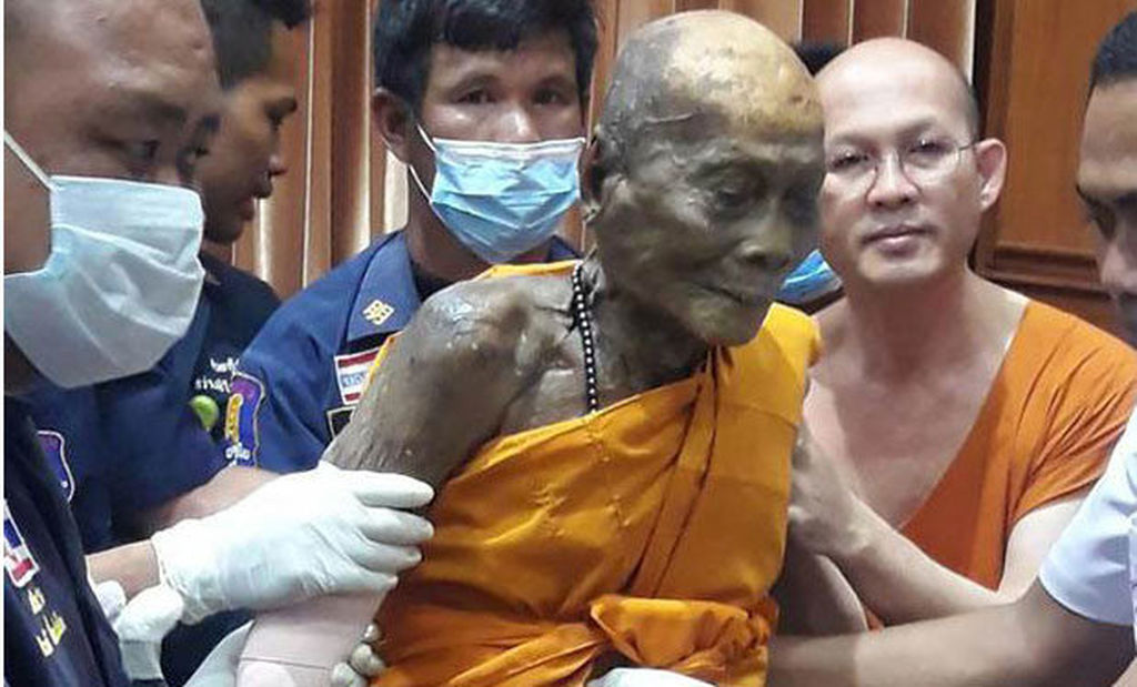 Torpaqdan çıxarılan ölü gülümsədi — 2 ay ərzində bədəni çürüməyib + Taylandda ŞOK