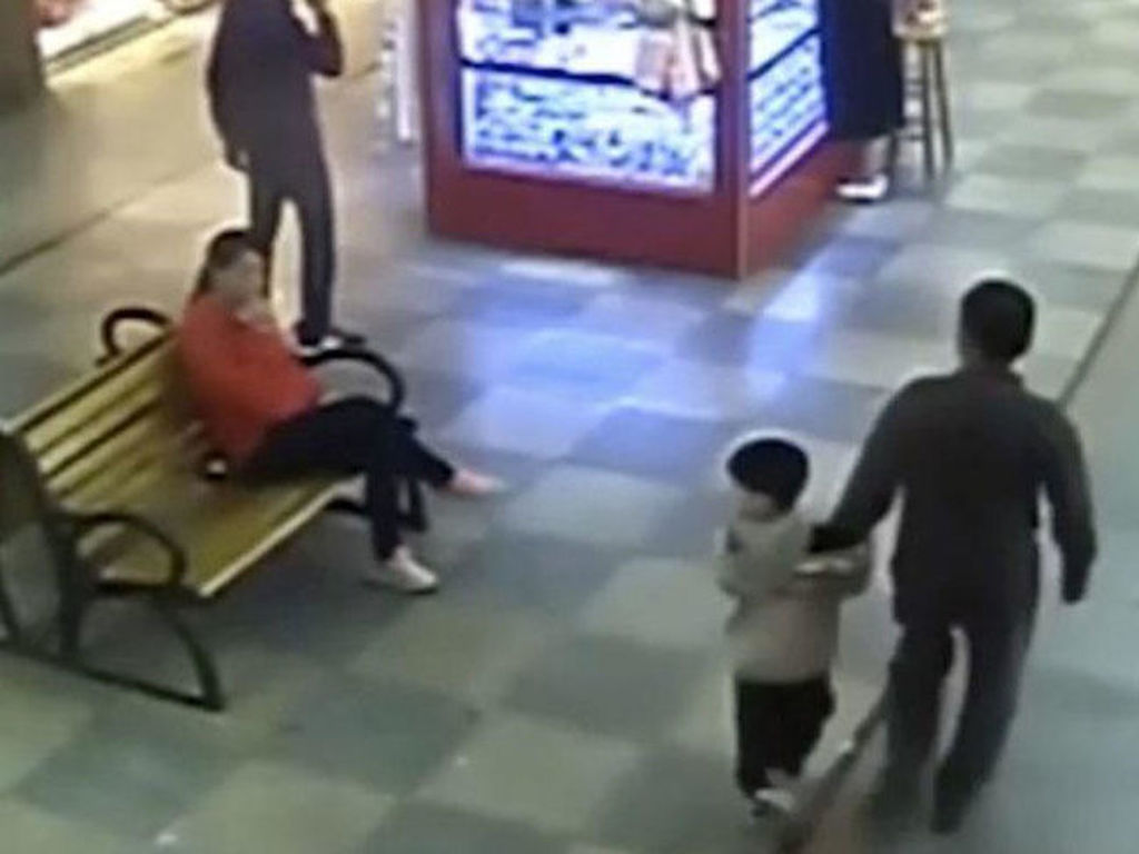 Ata 9 ay əvvəl qaçırılan oğlunu ticarət mərkəzində tapdı - VİDEO - FOTO