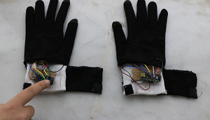 Eşitmə əngəlliləri üçün ağıllı əlcək yaradıldı: 