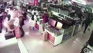 Orijinal olub-olmadığını yoxlamaq üçün dişlədiyi iPhone X-ı partlatdı - VİDEO