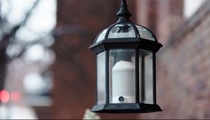 Üzərində kamera olan ağıllı lampa