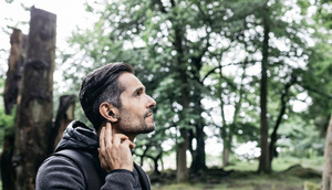 Sony-nin baş hərəkətləriylə görüş edə biləcəyiniz yeni kabelsiz qulaqlıq: Xperia Ear Duo 