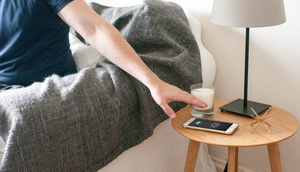 Kabelsiz şarj xüsusiyyətiylə diqqət çəkən ağıllı stol