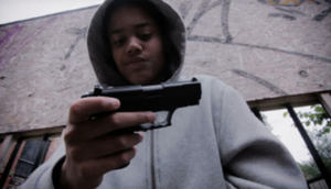 9 yaşındakı uşaq, oyun konsolunu buraxmayan 13 yaşındakı bacısını silahla vurdu!