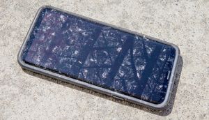 Üzərindən avtomobillə keçilən Samsung Galaxy S9,təəccüblü şəkildə hələ də yeni kimi görünür!
