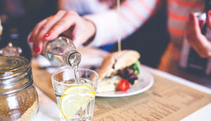 Yemək zamanı su içmək zərərlidirmi?