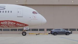 135 tonluq təyyarəni çəkməyi bacaran Tesla Model X, Guinness dünya rekordu qırdı - VİDEO