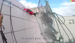 Bir Göydələnin Pəncərəsinin Enişi (Video)