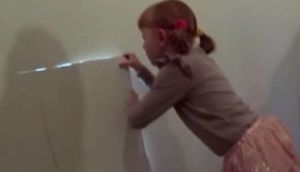 6 yaşlı uşaq mənzildə gizli otaq tapdı - İçindən çıxanlar hamını sevincə qərq etdi / FOTOLAR