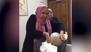 Yaşlı qadın bu addımı ilə görənləri heyrətə saldı - 3 ildir ki... - VİDEO