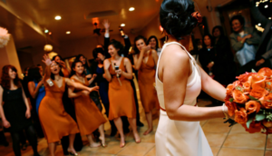 Toyda ağlagəlməz hadisə: Gəlin gülü atdı və... - VİDEO