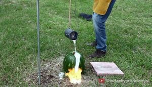 Qarpızın içinə əridilmiş duz tökdü, görün nə baş verdi - FOTOLAR