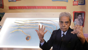 Kişi 66 il uzatdığı dırnaqlarını kəsdi — FOTOLAR