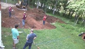 Anidən ağlına gəldi və evin həyətini qazdırmağa başladı - İnanılmaz / FOTOLAR