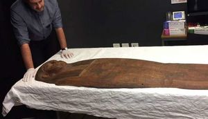 150 ildir bağlı olan qutunu açdılar - Nəfəslər tutuldu / VİDEO