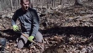 Torpağın altından qutu tapdı, içini açdıqda isə gördüklərindən şok oldu - FOTOLAR