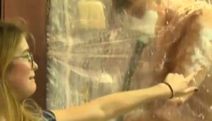 Dayanacaq lövhəsindən asılmış çılpaq adamı görənlər dəhşətə gəldilər - FOTO