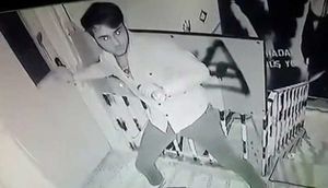 İNANILMAZ OLAY - Qorxu tunelinə girən gənc "özündən getdi"/ VİDEO