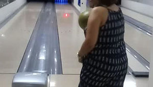 İlk dəfə boulinq oynayan xanımın görüntüləri izlənmə rekordu qırdı- VİDEO