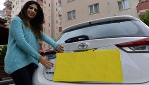 Universitet tələbəsi maşınının arxasına görün nə yazdı - FOTO