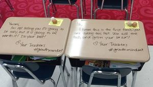 Masalarına yazdığı sözlərlə şagirdlərini təəccübləndirdi - FOTO