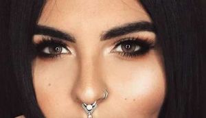 Bu qız dodaqları ilə insanları təəccübləndirir - FOTOLAR