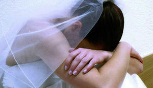 Bəyin dostları gəlini göyə atdı - bədbəxt qız komaya düşdü - VİDEO